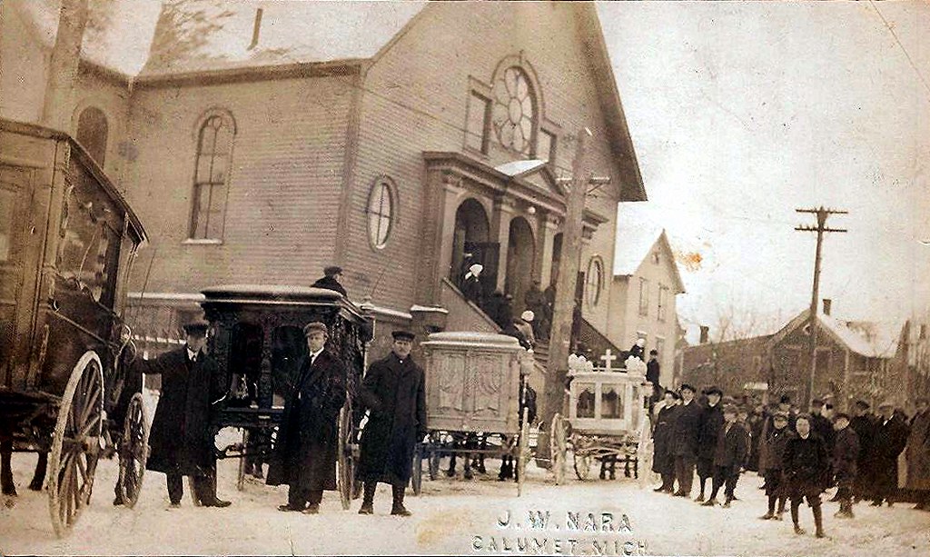 Σαν σήμερα: Η Σφαγή της Ιταλικής Αίθουσας – Όταν ο καπιταλισμός δολοφόνησε 73 αθώους, 59 από αυτούς παιδιά, την παραμονή Χριστουγέννων