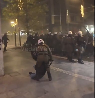 Ατιμώρητη κρατική βαρβαρότητα -ΜΑΤατζής λιώνει στο ξύλο νεαρό πεσμένο στο έδαφος (Βίντεο)