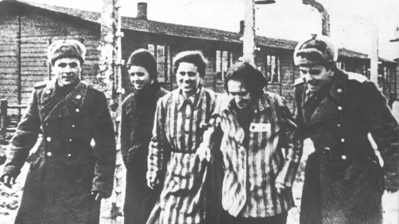 Στις 27 Γενάρη 1945 οι Σοβιετικοί απελευθερώνουν το Άουσβιτς