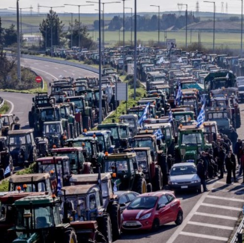 Κλιμάκωση του αγώνα των αγροτών: 48ωροι αποκλεισμοί και ενιαίο μέτωπο ενάντια στην κυβερνητική κοροϊδία