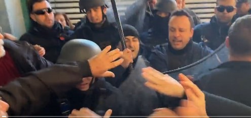 Μπάτσοι και … υγειονομικοί