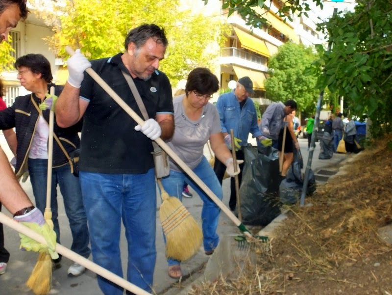 Οι κάτοικοι του Χαϊδαρίου καθαρίζουν την πόλη τους. “Θα συνεχίσουμε”, λέει ο δήμαρχος