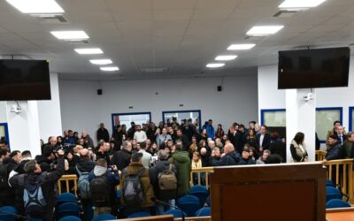 Με την πλάτη στον τοίχο