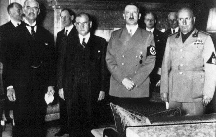 Ρεφορμιστής: Ένας βλάκας που βοηθάει τους ναζί.