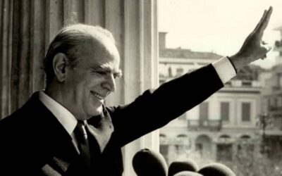 Σελίδες από την βιογραφία του Κωνσταντίνου Καραμανλή, ο οποίος πέθανε σαν σήμερα το 1998