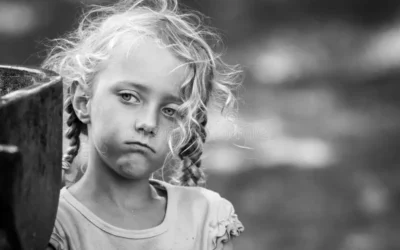 «Είμαι του δρόμου το παιδί» – Ο ύμνος του Βαγγέλη Παπάζογλου για τους απόκληρους του κόσμου, την ημέρα που η υποκρισία γιορτάζει