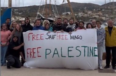 Η ελληνική κυβέρνηση κάνει πλάτες σε διεθνή επιχείρηση απαγωγής πολιτών τρίτων χωρών και συναινεί σε κατάφωρες παραβιάσεις του διεθνούς ανθρωπιστικού δικαίου και του δικαίου της θάλασσας.