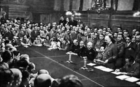22 Ιούνη 1941: Οι δυνάμεις του «Άξονα» αρχίζουν την επίθεσή τους κατά της Σοβιετικής Ένωσης («Επιχείρηση Μπαρμπαρόσα»).