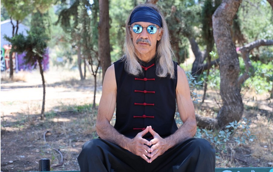 Χαΐνης Δ. Αποστολάκης: το κέρασμα έγινε κέρδος, η παλικαριά παλικαρισμός, η επαναστατικότητα παραβατικότητα και η λιτότητα χλιδή.