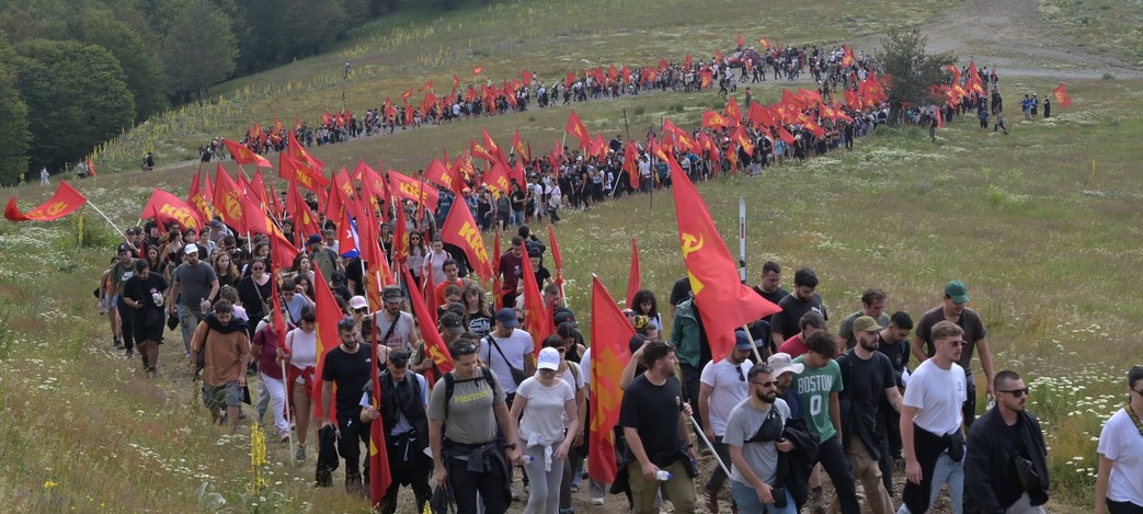 Συγκλονιστικές στιγμές γράφονται από την ΚΝΕ στο Βίτσι, καθώς χιλιάδες μέλη της βαδίζουν ξανά στα χνάρια του ΔΣΕ.