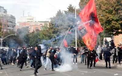 Εξέγερση της νεολαίας στα Τίρανα: «Η Αλβανία δεν είναι προς πώληση» – Στο στόχαστρο η διαφθορά, η ακρίβεια και τα ιμπεριαλιστικά Real Estate