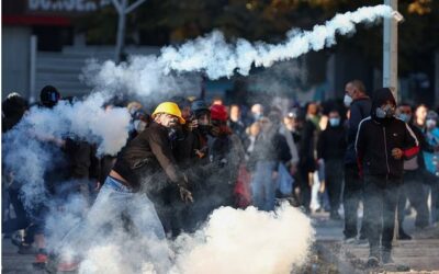 ΤΙΡΑΝΑ: Από τα τραγούδια και τους χορούς στη σύγκρουση με την αστυνομία – Η οργή της νεολαίας ξεχειλίζει