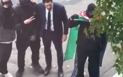 Στη Γαλλία φωτογραφίζεται με κουκουλοφόρους αριστερός βουλευτής. Στην Ελλάδα θα είχαν ήδη στηθεί τηλεδικεία!