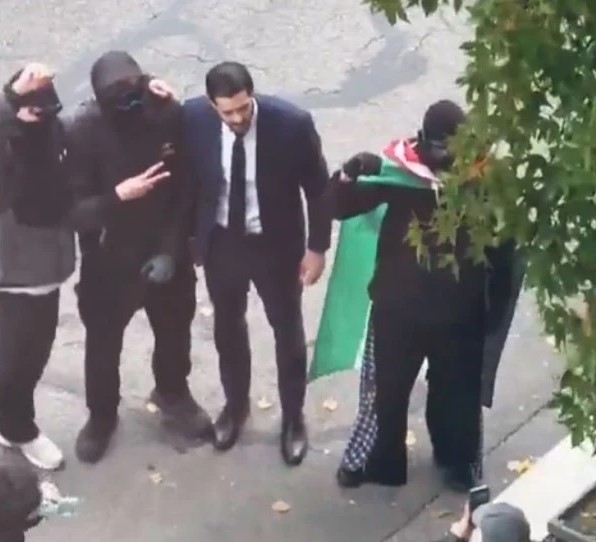 Στη Γαλλία φωτογραφίζεται με κουκουλοφόρους αριστερός βουλευτής. Στην Ελλάδα θα είχαν ήδη στηθεί τηλεδικεία!
